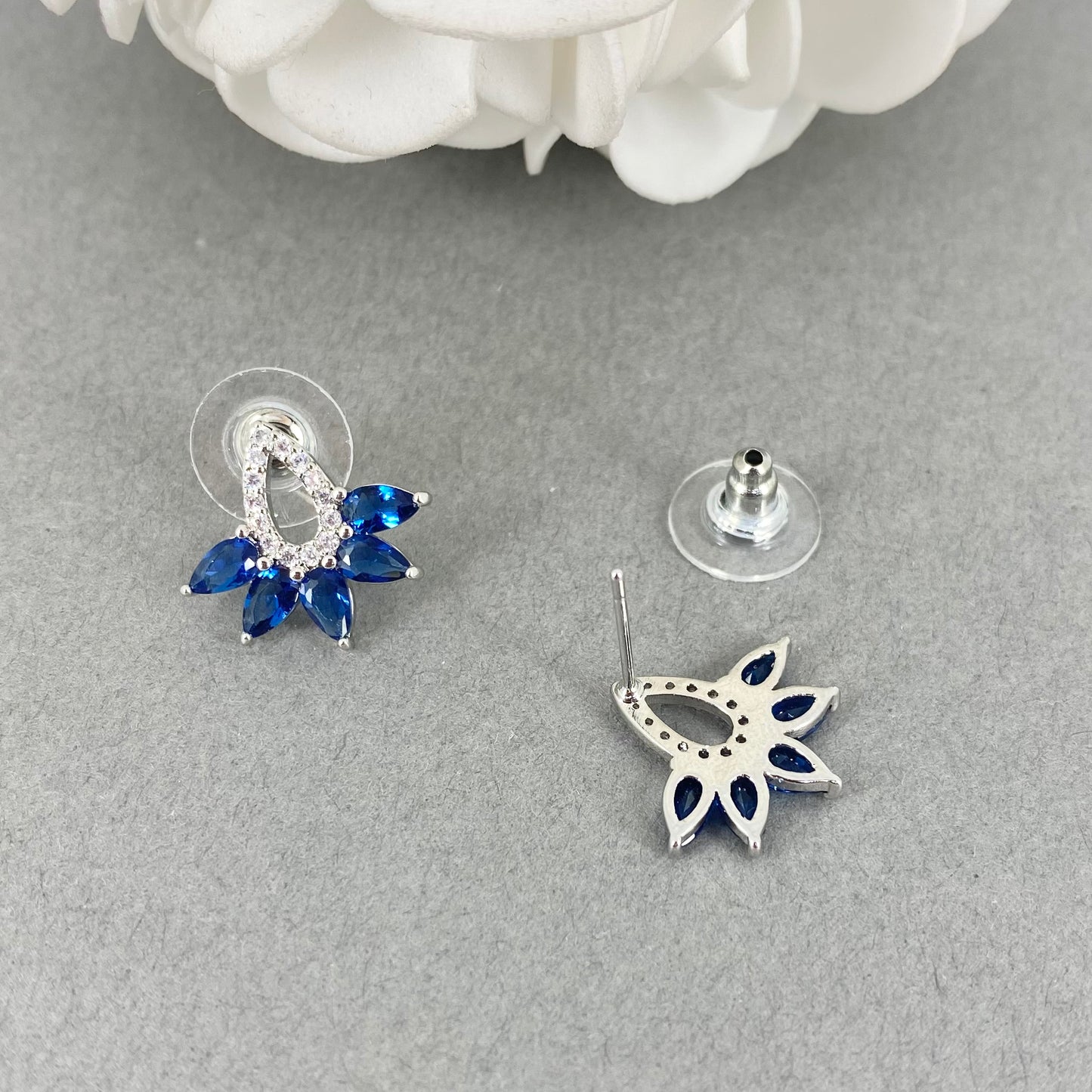 Boucles d'oreilles à tige avec zircones bleues Sandy Something 