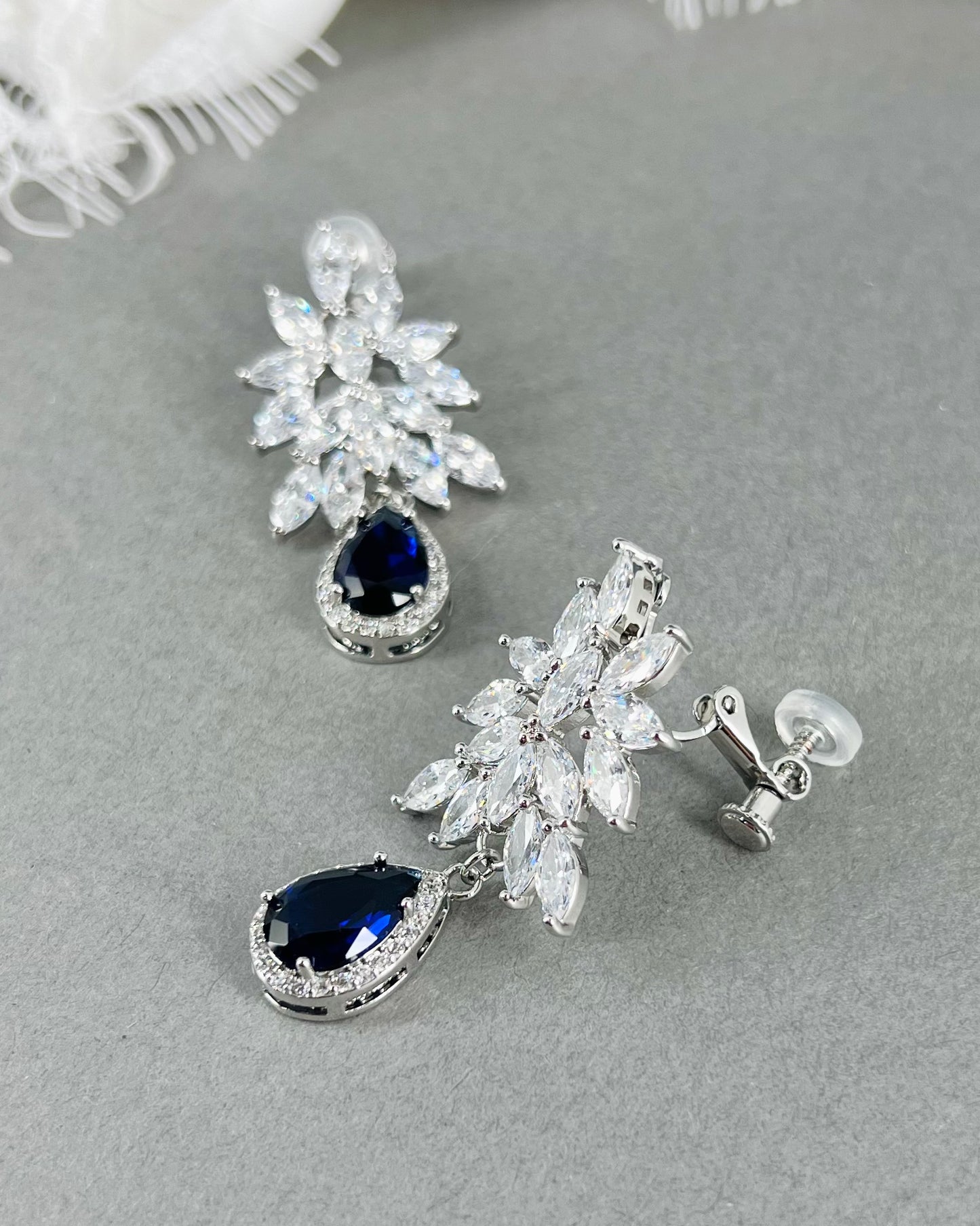 Boucles d'oreilles à clip en forme de larme Maria Something Blue CZ 