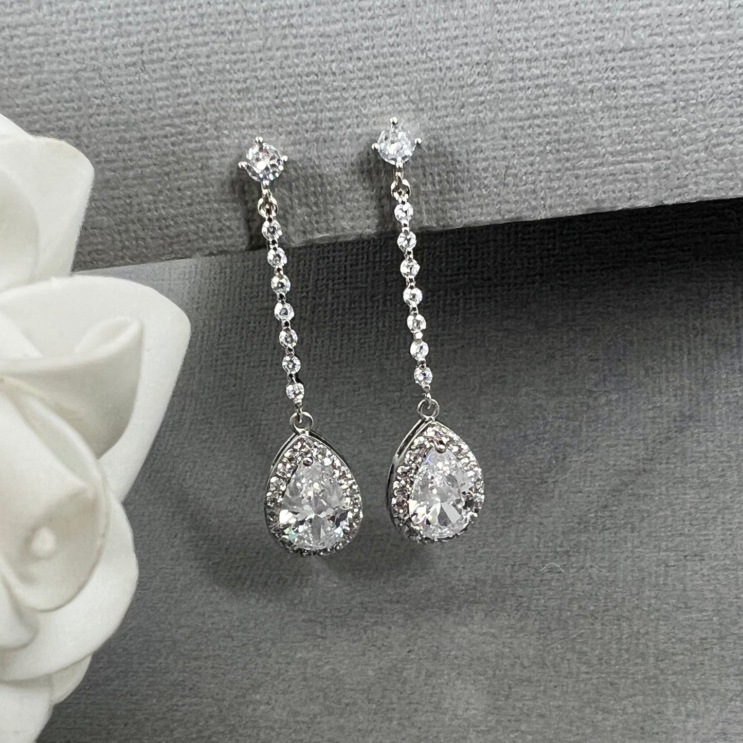 Boucles d'oreilles à clips longues en forme de larme Murry CZ 