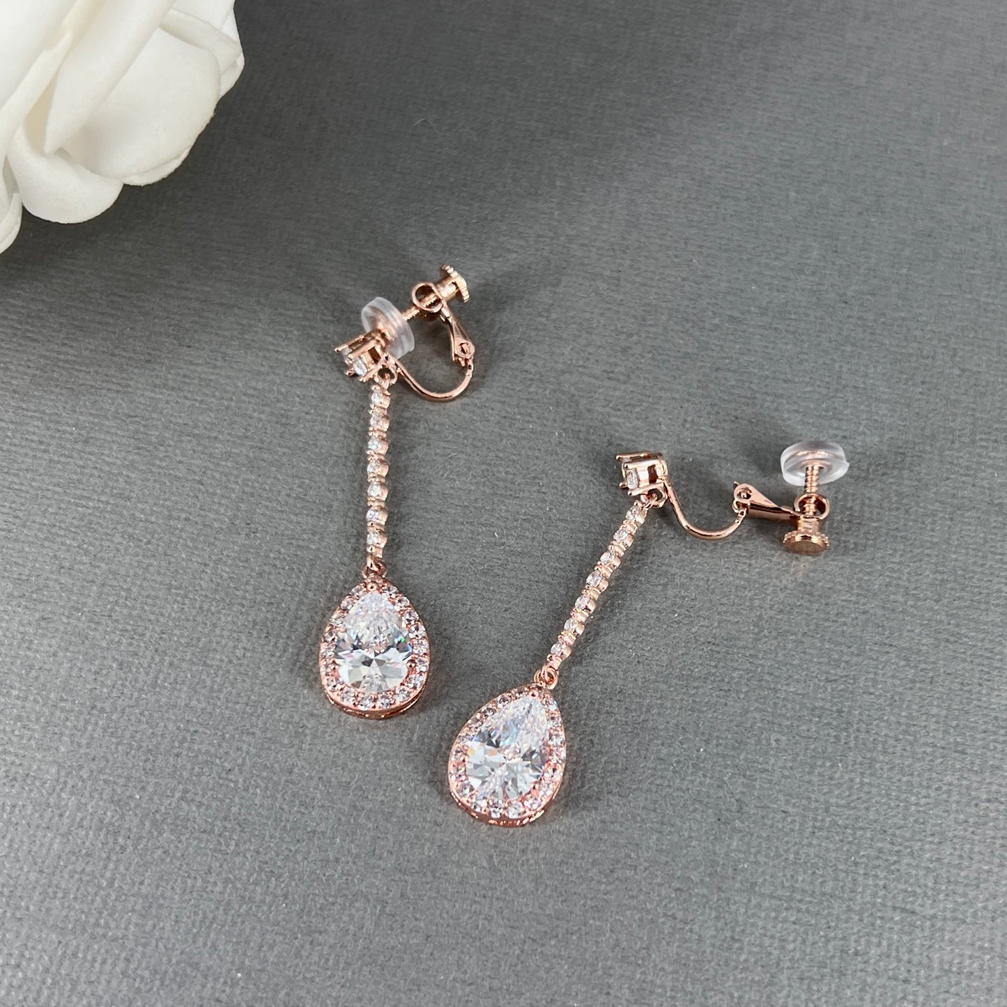 Boucles d'oreilles à clips longues en forme de larme Murry CZ 