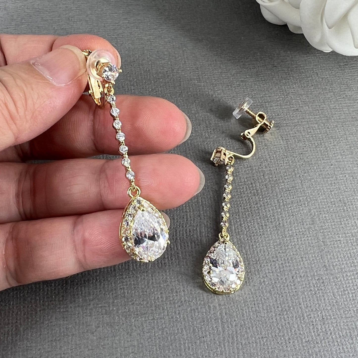 Boucles d'oreilles à clips longues en forme de larme Murry CZ 