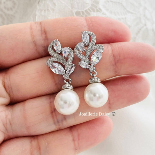 Abigail CZ - Boucles d'oreilles pendantes avec perles rondes florales 