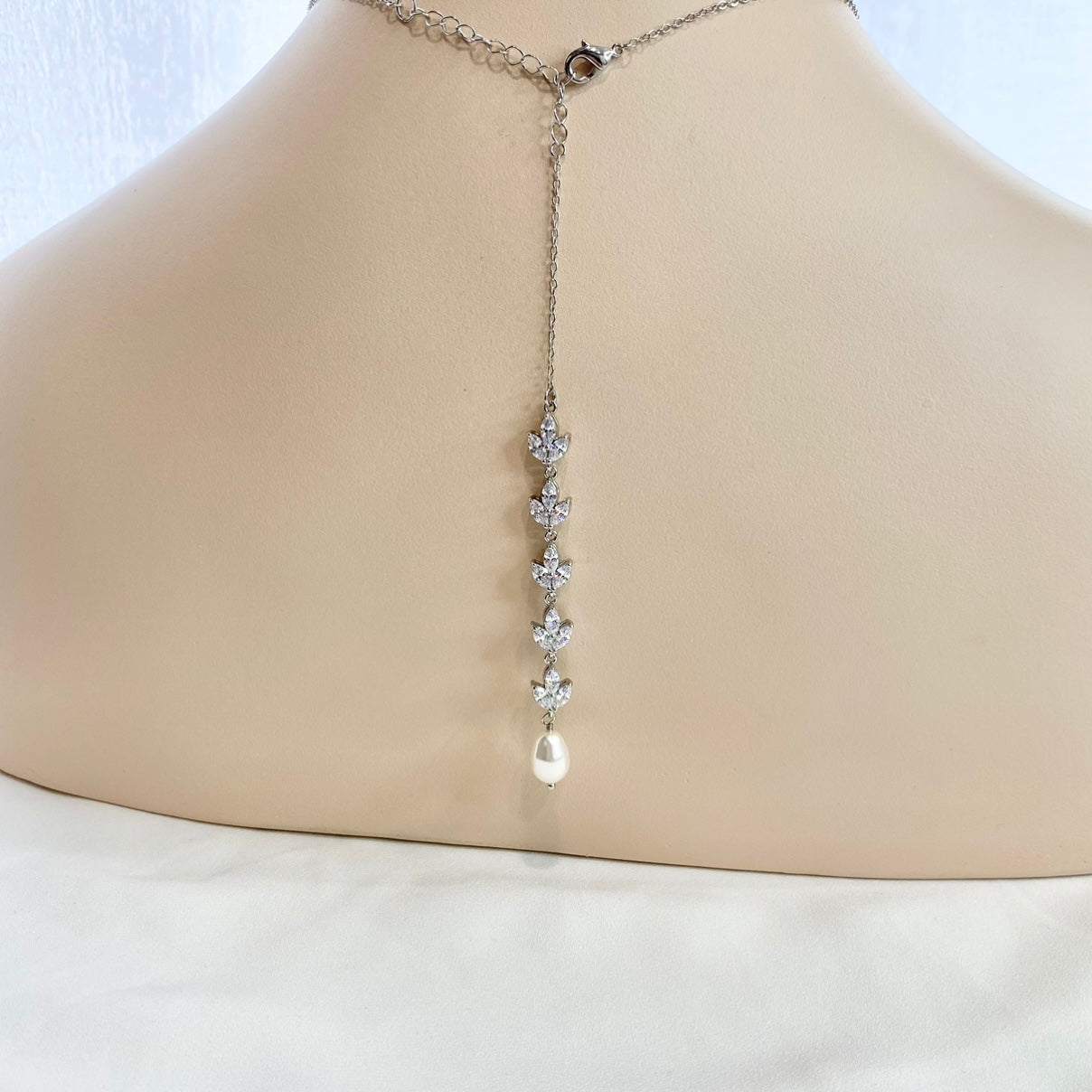 Ensemble collier et boucles d'oreilles Paige 2 pièces en zircone cubique avec fond floral et perles 