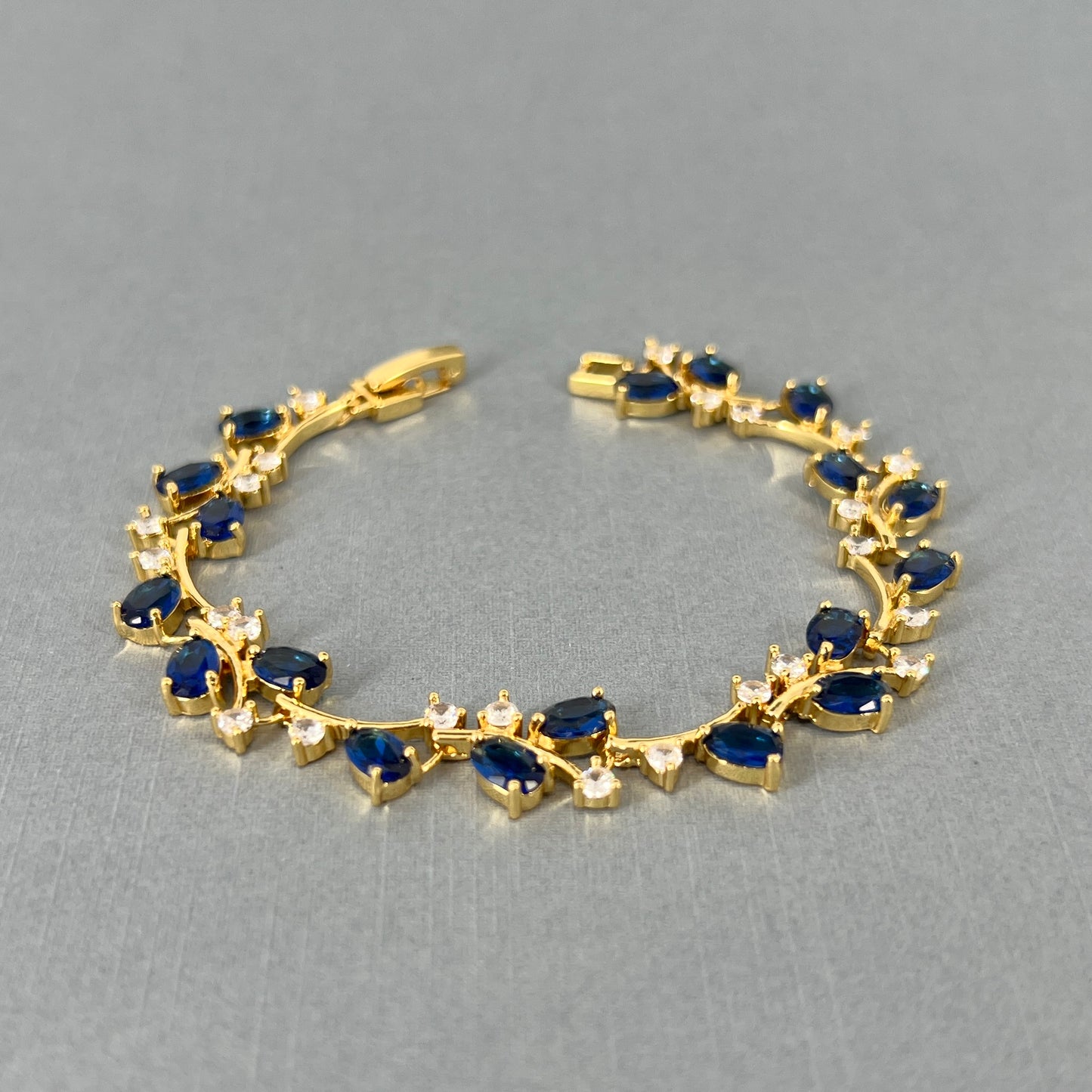 Cena CZ Bracelet en forme de larme bleu saphir plaqué or 18 carats 