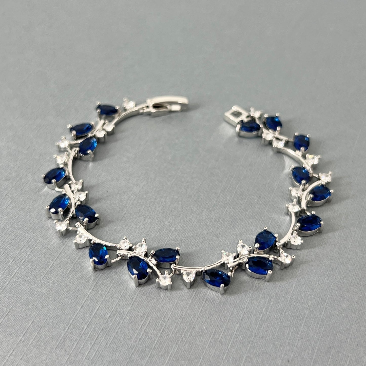 Cena CZ Bracelet en forme de larme bleu saphir plaqué or 18 carats 