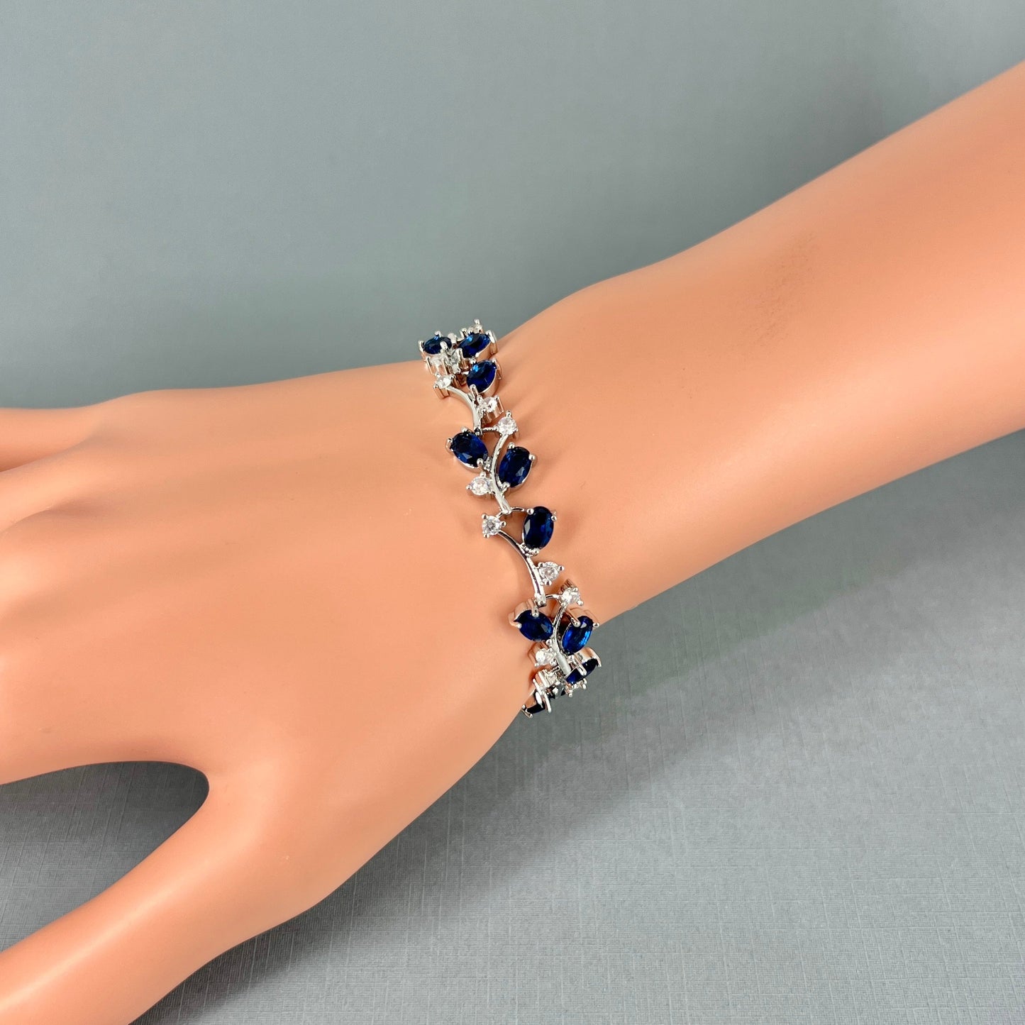 Cena CZ Bracelet en forme de larme bleu saphir plaqué or 18 carats 