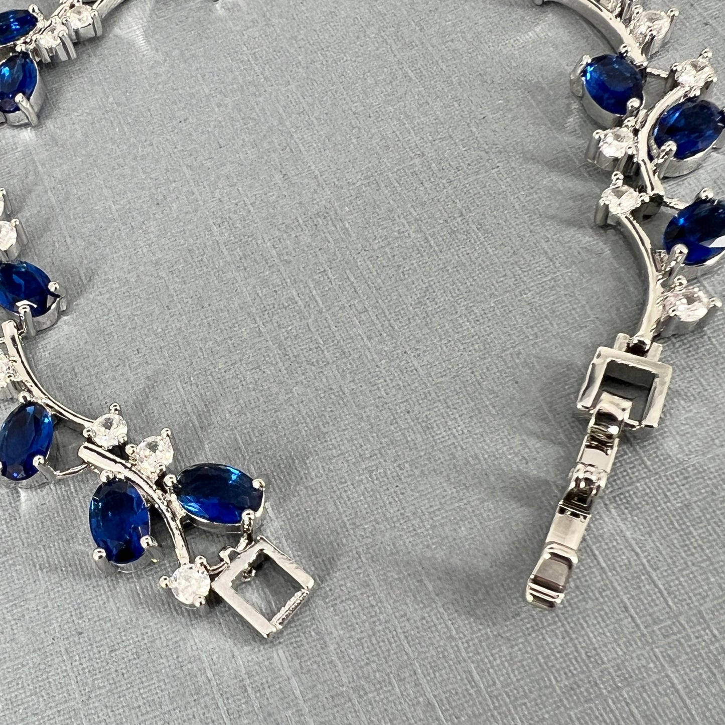 Cena CZ Bracelet en forme de larme bleu saphir plaqué or 18 carats 