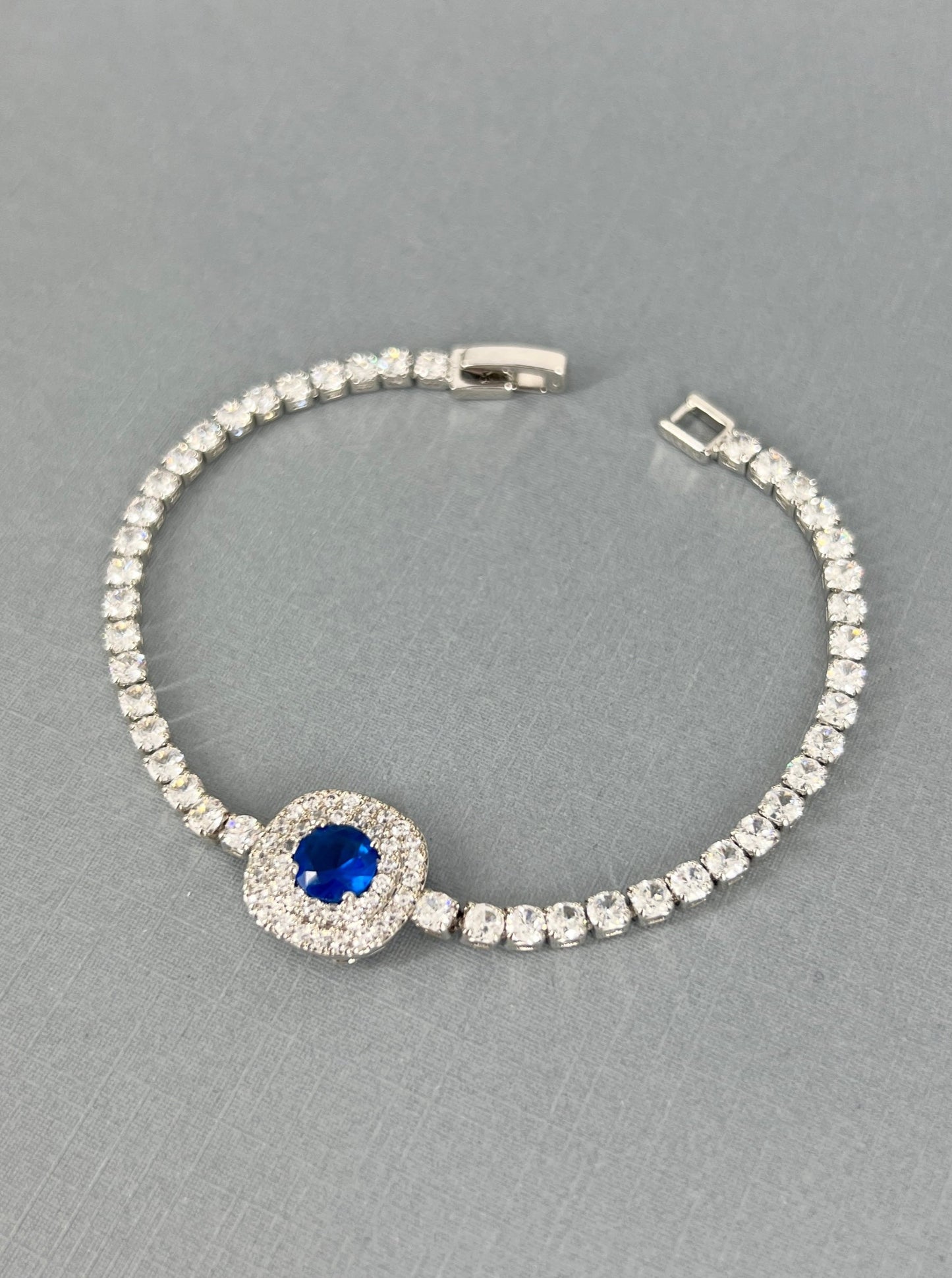 Cena CZ Bracelet en forme de larme bleu saphir plaqué or 18 carats 