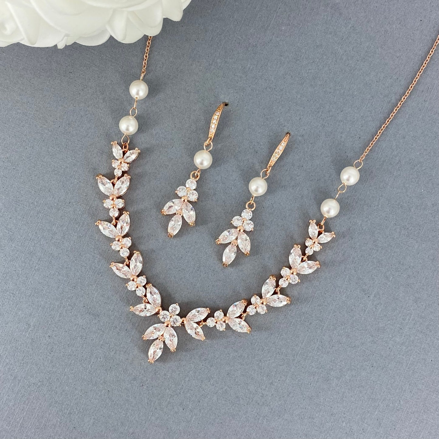 Ensemble collier et boucles d'oreilles Lacey 2 pièces avec fleurs et perles CZ