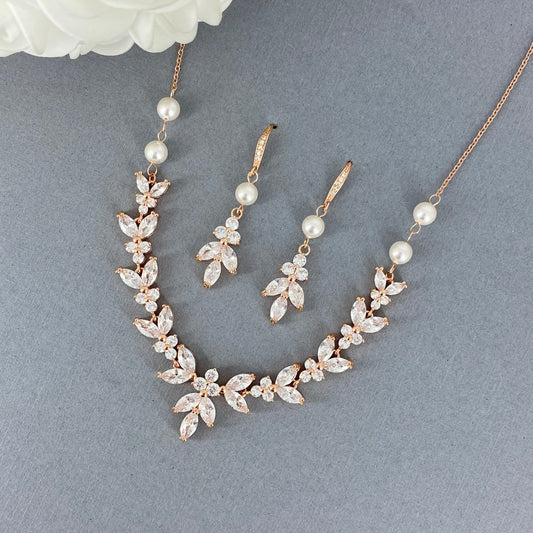 Ensemble collier et boucles d'oreilles Lacey 2 pièces avec fleurs et perles CZ