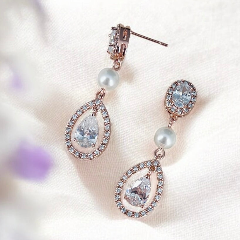 Rose gold teardrop-shaped earrings with pearls 