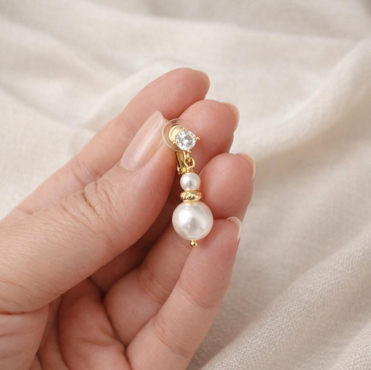 Boucles d'oreilles clips Mischa CZ feuille et perle blanche 