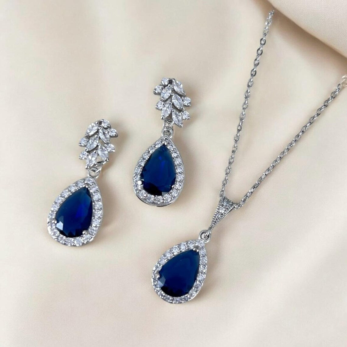 Jewelry set with blue teardrop stones 